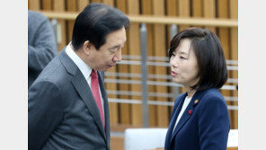 조윤선 장관 ‘최순실과 마사지’ 의혹에 “대질하겠다” 반박