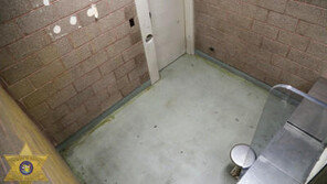 교도소 면회 갔다 문 닫혀 32시간 ‘수감 ’ …7억 손해 배상 결정