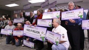 “오늘 일 안해” 직장 동료 20명, 4938억 복권 공동 당첨 ‘행운’