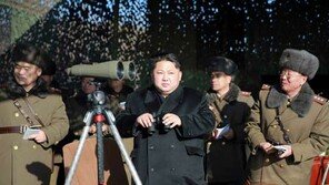 김정은, 포사격 지도 “대단하오 대단해…남조선것들 쓸어버려야” 