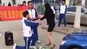 “선생님, 결혼해주세요!” 남학생 공개 구혼 ‘뻥’ 걷어찬 女교사