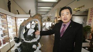 [新명인열전]김상덕 관장 70여 개국 5500여점 조각-장식품 전시… “예향 광주 빛내고 싶어요”