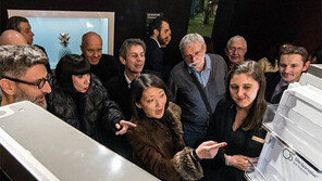 LG전자 시그니처 가전 둘러보는 파리 시민들