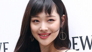 [연예 뉴스 스테이션] 손목부상 당한 설리, SNS서 다시 미소 찾아