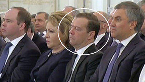 너무 긴 푸틴의 연설… 메드베데프도 ‘꾸벅꾸벅’