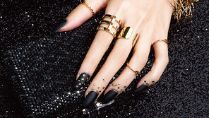 Queen of the Night~ 파티 네일과 어울리는 액세서리 스타일링 팁