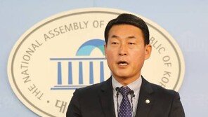 與 황영철 “9일 표결 탄핵 가결 확신…비박 35명 찬성 분명, 친박도 3명 이상”