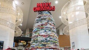 “책 800권으로 트리 만들었어요”