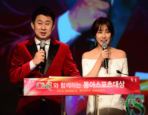 [2016 동아스포츠대상] 정조국 축하하는 아내 김성은에게 “다음은 뽀뽀”