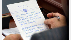 이완영 “‘재계총수 배려’ 쪽지, 위원장의 원활한 운영을 위한 보조” 해명