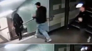 [영상]지하철 계단 내려가는 女를 발로 뻥!…섬뜩한 ‘묻지마 발길질’