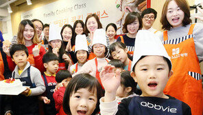 “우리가 크리스마스 케이크 만들었어요”