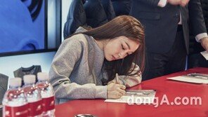 [화보]팬 사인회에 등장한 김연아 “역시 여신 미모”