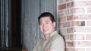 트로트가수 황민 “40대 후반 데뷔? 이제 시작이다”