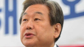 김무성 “새누리 재산, 재벌 등쳐서 모은 돈 …국고에 헌납해야”