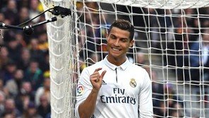 호날두, 메시를 이겼다…개인통산 4번째 발롱도르 수상