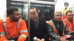 지하철 탄 반기문, 서민 이미지 부각?…‘대선 행보’ 해석도