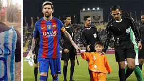 ‘비닐옷 메시’ 아프간 소년, 메시 만났네