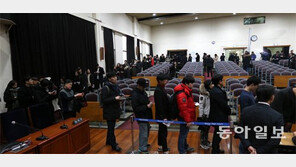 “‘맹탕’ 안 되게” 최순실 첫 재판 방청권, 경쟁률 2.7 대 1