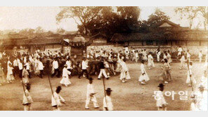 “명성황후 장례비 100만달러… 언덕배기는 촛불로 타올랐다”