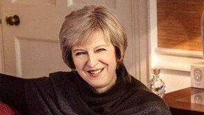 존슨 英외교장관 “메이 총리, 獨 남성용 가죽바지 입어”