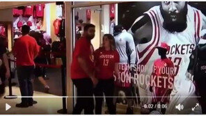 생방송 포착된 ‘불륜 커플’ 허둥지둥…“그를 위해 기도한다”