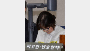최순실 첫 재판, 방청석 훑어본 후 눈물 흘릴 듯한 얼굴 “성실히 재판받겠다”
