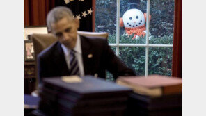 대통령 집무실 훔쳐보는 ○○○…백악관 직원 장난에 오바마 어떤 반응?