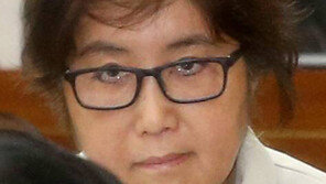 카메라 빠지자 고개든 최순실 “혐의 인정 못한다” 전면 부인