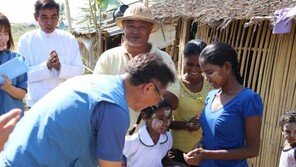 포스코건설, 미얀마에 사랑의 물품 전달