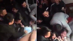 신부들러리 눕혀놓고 온몸 더듬는 男 하객들…中 결혼식 ‘성추행’ 영상에 공분