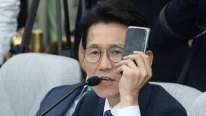 윤소하 “이완용, 아니 이완영 간사…국조특위 위원 자격 없어”