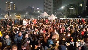 “그래도 크리스마스”…성탄 전야 밝힌 촛불