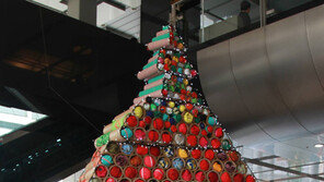 화려함 덜고 의미 더한… 재활용-기부 트리 ‘반짝반짝’