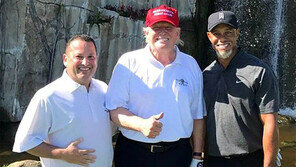 ‘골프 절친’ 트럼프-우즈, 동반 플레이