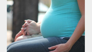 임신 못하는 딸 대신 아이 낳은 67세 女, ‘최고령’ 대리모 기록