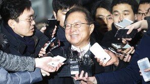 檢 출석한 송희영 전 주필 “추운데 고생들 하시네”