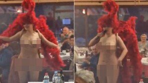 노인 위한 X-마스 파티에 ‘스트립 댄서’ 초청한 마을 대표…‘민망’