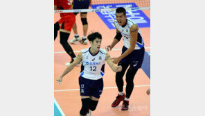 ‘신으뜸 깜짝 활약’ 우리카드, 한국전력 3R 전승 저지