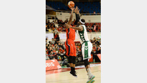 로드 원맨쇼…윤호영 빠진 동부 혼쭐내다