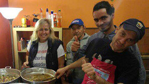 맨손으로 테러범 쫓고… 내전 소녀들 품고… 세계의 義人들