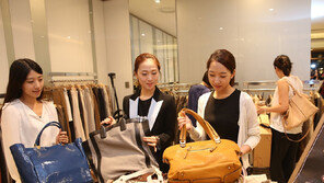 ‘추운 연말’ 백화점, 신년세일로 불 지펴라