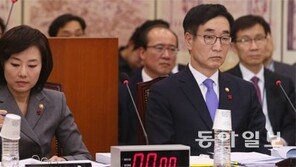 조윤선 “블랙리스트 본적도 없어”… 野 “국민 모욕하나”