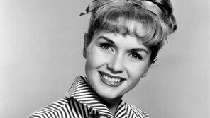 ‘싱잉 인 더 레인’ 데비 레이놀즈 사망…딸 캐리 피셔 사망 하루만에 비보