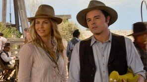 샤를리즈 테론-세스 맥팔레인 열애 “비밀리에 만나다가 식당서 발각”