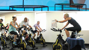 살 빼고 싶다면, 빠른 음악에 맞춰 함께 운동하라