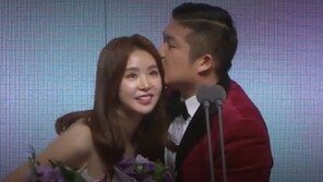 MBC 방송연예대상 인기상 수상 기념, 조세호·차오루 깜짝 뽀뽀 
