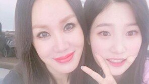 ‘28세 차이라니, 안믿겨’…엄정화·정채연 다정한 자매샷 공개 