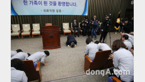 우윤근, 국회 청소근로자들에 ‘큰절’…“너무 늦게 국회 직원으로 모셨다”