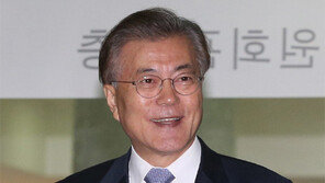 문재인 “김정은, 핵개발 매달리면 미래 없다”